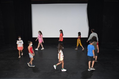 ÇOCUKLARA YÖNELİK YARATICI DRAMA EĞİTİMİ KALDIĞI YERDEN DEVAM EDİYOR