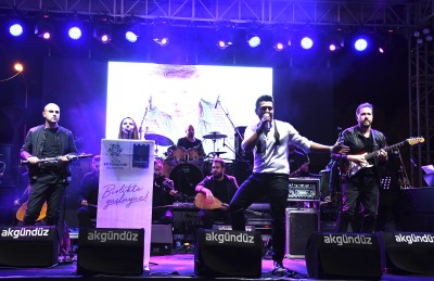 BALIKÇILAR MEYDANI’NDA SEZONA VEDA KONSERİ