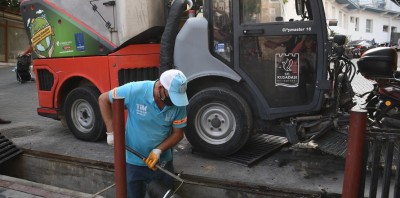 KUŞADASI’NDA YAĞMUR SUYU MAZGALLARI YAĞIŞLAR ÖNCESİ TEMİZLENDİ