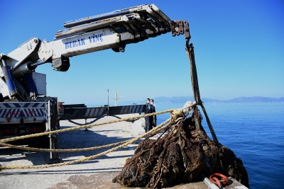 KUŞADASI KÖRFEZİ’NDEN 40 METRE “HAYALET AĞ” ÇIKARTILDI