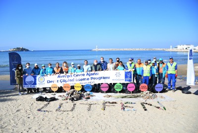 KUŞADASI’NDA SAHİLDEN 75 KİLOGRAM ATIK TOPLANDI