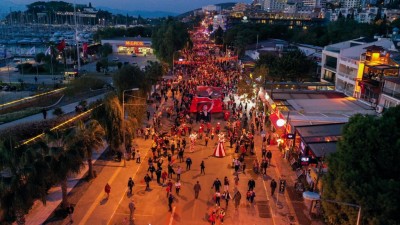 KUŞADASI’NDA ON BİNLER CUMHURİYET İÇİN YÜRÜDÜ