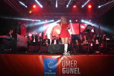 KUŞADASI’NDA CUMHURİYET BAYRAMI COŞKUSU SOKAĞA TAŞTI