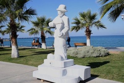 KUŞADASI SAHİLİ SANATA EV SAHİPLİĞİ YAPIYOR