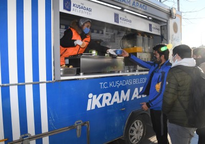 ÜNİVERSİTE ÖĞRENCİLERİNİN SABAH KAHVALTISI KUŞADASI BELEDİYESİ’NDEN