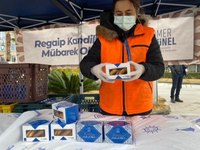 KUŞADASI BELEDİYESİ’NDEN KANDİL SİMİDİ İKRAMI