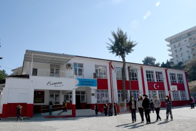 KUŞADASI BELEDİYESİ’NDEN İKİÇEŞMELİK ORTAOKULU’NA TADİLAT DESTEĞİ