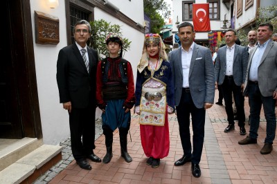 KUŞADASI’NDA İLÇE PROTOKOLÜ VATANDAŞLAR İLE BAYRAMLAŞTI