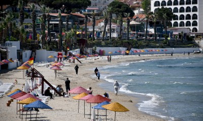 KUŞADASI’NDA PLAJLAR YAZ SEZONUNA HAZIRLANIYOR