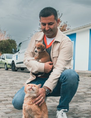 KUŞADASI’NIN SOKAK HAYVANLARI EMİN ELLERDE