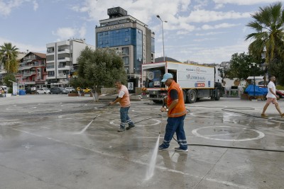 PIRIL PIRIL BİR KUŞADASI İÇİN 7/24 TEMİZLİK MESAİSİ