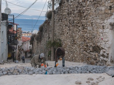 KUŞADASI’NIN GÜZEL YARINLARI İÇİN YENİLEME ÇALIŞMALARI SÜRÜYOR