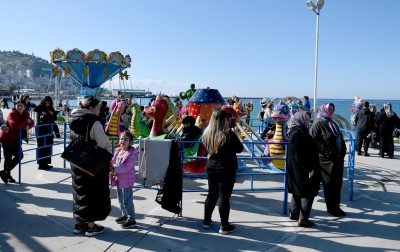 KUŞADASI’NDA ÇOCUKLAR TATİLİN KEYFİNİ LUNAPARK OYUNCAKLARIYLA ÇIKARIYOR