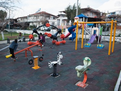 KUŞADALI ÇOCUKLAR YENİ PARKLARINDA GÜLE GÜLE OYNUYOR