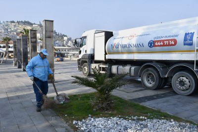 KUŞADASI’NDA KÖŞE BUCAK TEMİZLİK
