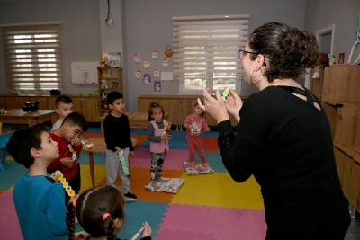 ANNE- BABA ÇOCUK EĞİTİM MERKEZİ’NDE ÇOCUKLAR EĞLENEREK ÖĞRENİYOR