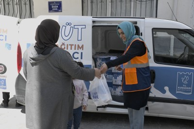 KUŞADASI’NDAKİ ÇOCUKLAR ‘LIKIR LIKIR’ SÜT İÇİYOR