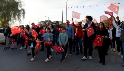 KUŞADASI’NDA 23 NİSAN KORTEJİ RENKLİ GÖRÜNTÜLERE SAHNE OLDU