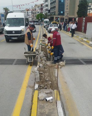 KUŞADASI’NDA ESKİYEN YOLLAR VAKİT KAYBETMEDEN YENİLENİYOR