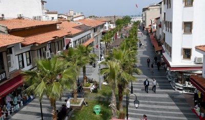 KUŞADASI’NIN TURİSTİK ÇARŞILARI GÖZ KAMAŞTIRIYOR