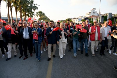 KUŞADASI’NDA ON BİNLER ATASI İÇİN YÜRÜDÜ