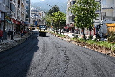 DAVUTLAR MAHALLESİ’NE 25 BİN METREKARE DAHA SICAK ASFALT