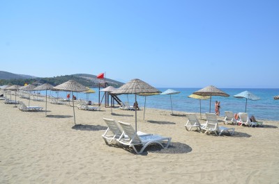KUŞADASI’NIN DİLLERE DESTAN PLAJLARI BU YIL DA MAVİ BAYRAK İLE TAÇLANDI