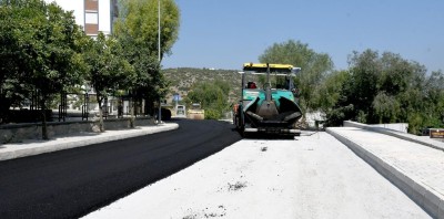 KUŞADASI BELEDİYESİ SICAK ASFALT ÇALIŞMALARINA DEVAM EDİYOR