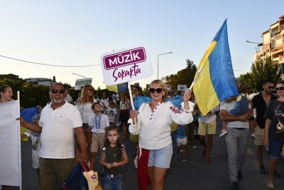 KUŞADASI SOKAK FESTİVALİ RENKLİ BİR AÇILIŞLA BAŞLADI