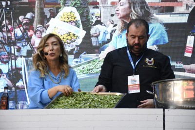 KUŞADASI SOKAK FESTİVALİ İKİNCİ GÜNÜNDE DAMAK ÇATLATTI