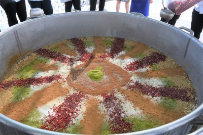 SOKAK FESTİVALİNİN DEV KAZANI BU KEZ DAYANIŞMA İÇİN KAYNADI