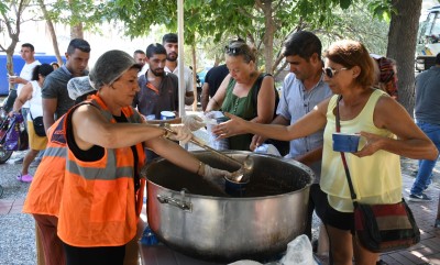 KUŞADASI’NDA AŞURENİN BEREKETİ 10 BİN KİŞİYLE PAYLAŞILDI