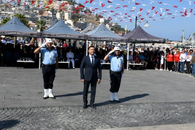 KUŞADASI’NDA ZAFER BAYRAMI COŞKUSU