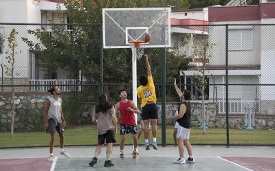 KUŞADASI’NDA SOKAK BASKETBOLUNUN KALBİ BU PARKTA ATIYOR