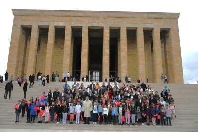 BAŞKAN ÖMER GÜNEL CUMHURİYET’İN 100. YILINDA 100 ÇOCUKLA ATA’NIN HUZURUNDA