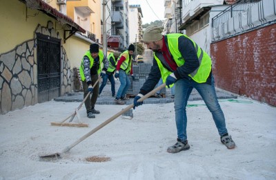 KUŞADASI BELEDİYESİ’NDEN HACIFEYZULLAH MAHALLESİ’NDE KESİNTİSİZ YOL MESAİSİ