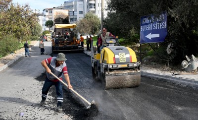 SICAK ASFALT SEFERBERLİĞİ BAYRAKLIDEDE MAHALLESİ İLE SÜRÜYOR