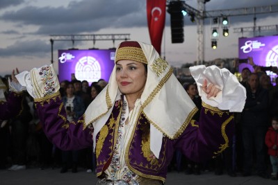 8 MART DÜNYA EMEKÇİ KADINLAR GÜNÜ KUTLAMALARI EFES BANDOSU'YLA TAÇLANDI