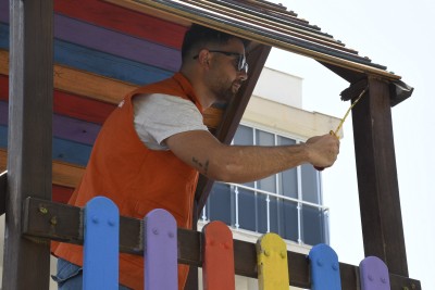 KUŞADALI ÇOCUKLAR TERTEMİZ VE RENGARENK PARKLARDA GÜVEN İÇİNDE OYNUYOR