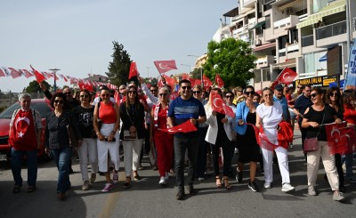 KUŞADASI'NDA COŞKULU 19 MAYIS KORTEJİ