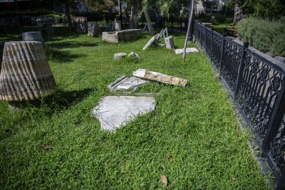 KUŞADASI’NDA VANDALLARIN SON HEDEFİ ARKEOLOJİK ESERLER OLDU