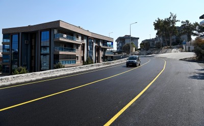 KUŞADASI BELEDİYESİ SICAK ASFALT ÇALIŞMALARINI TEKER TEKER TAMAMLIYOR