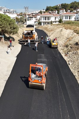 KUŞADASI’NDA ASFALT SEFERBERLİĞİ KADINLAR DENİZİ MAHALLESİ İLE SÜRÜYOR