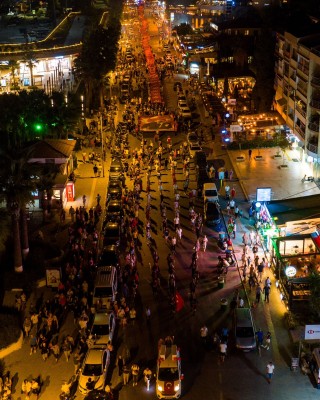KUŞADASI'NDA 250 METRELİK DEV TÜRK BAYRAĞI İLE KURTULUŞ GÜNÜ YÜRÜYÜŞÜ