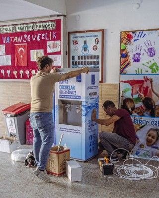 KUŞADASI’NDA İLKOKUL ÖĞRENCİLERİ SAĞLIKLI İÇME SUYUNA ARTIK ÜCRETSİZ ULAŞIYOR