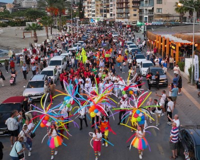 ULUSLARARASI KUŞADASI SOKAK FESTİVALİNİN AÇILIŞI RİO KARNAVALINI ARATMADI