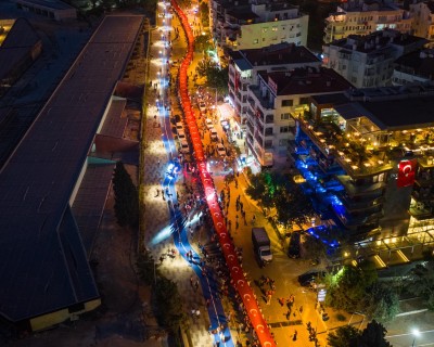 KUŞADASI’NDA ON BİNLER CUMHURİYET İÇİN YÜRÜDÜ