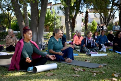 GÜZELÇAMLI’NIN MUHTEŞEM HAVASINDA YOGA YAPTILAR