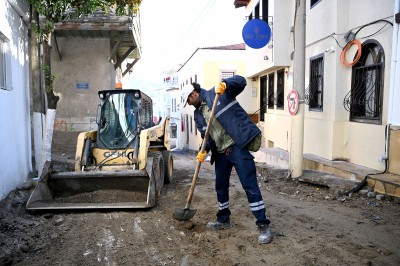 ESKİ KUŞADASI’NDA YENİLENME SIRASI ASLANLAR CADDESİ’NDE