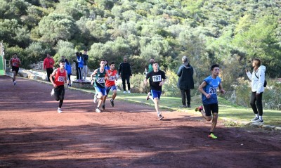 GENÇ ATLETLER ALTIN MADALYA VE KUPA KAZANMAK İÇİN KIYASIYA YARIŞTI